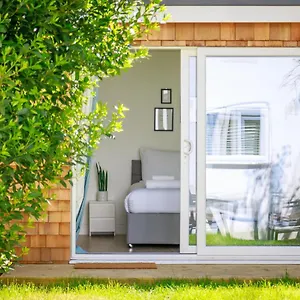 Newly Renovated 2 Bedroom With Garden Apartment Brighton