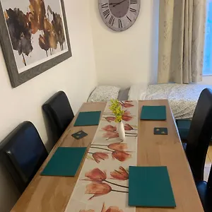 Luton Airport In Quiet And A Very Pleasant Area, Near London Luton Airport With Free Parking, Wifi, Smart Tv Pensjonat