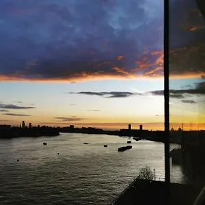 In Flat With Stunning Thames River View London